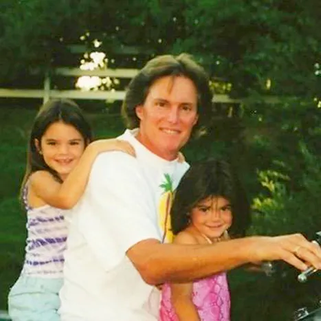 1431990434_bruce-jenner-kendall-jenner-kylie-jenner-467