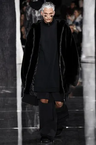 Trong bộ sưu tập của Fenty Puma, những chiếc áo lông giả (faux fur) được thiết kế rộng rãi, phóng khoáng, phù hợp với cả nam và nữ.