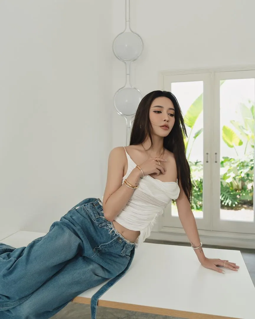 Bích Phương diện croptop phối quần denim 