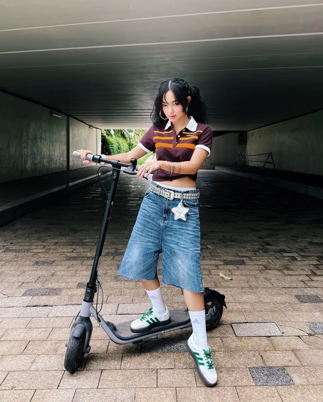 Châu Bùi quần lửng phối áo croptop tay ngắn