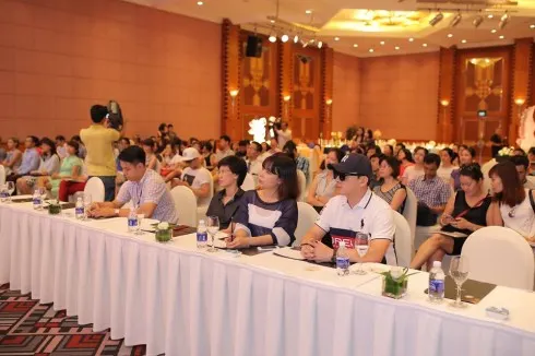 Các khách mời tại buổi họp báo.