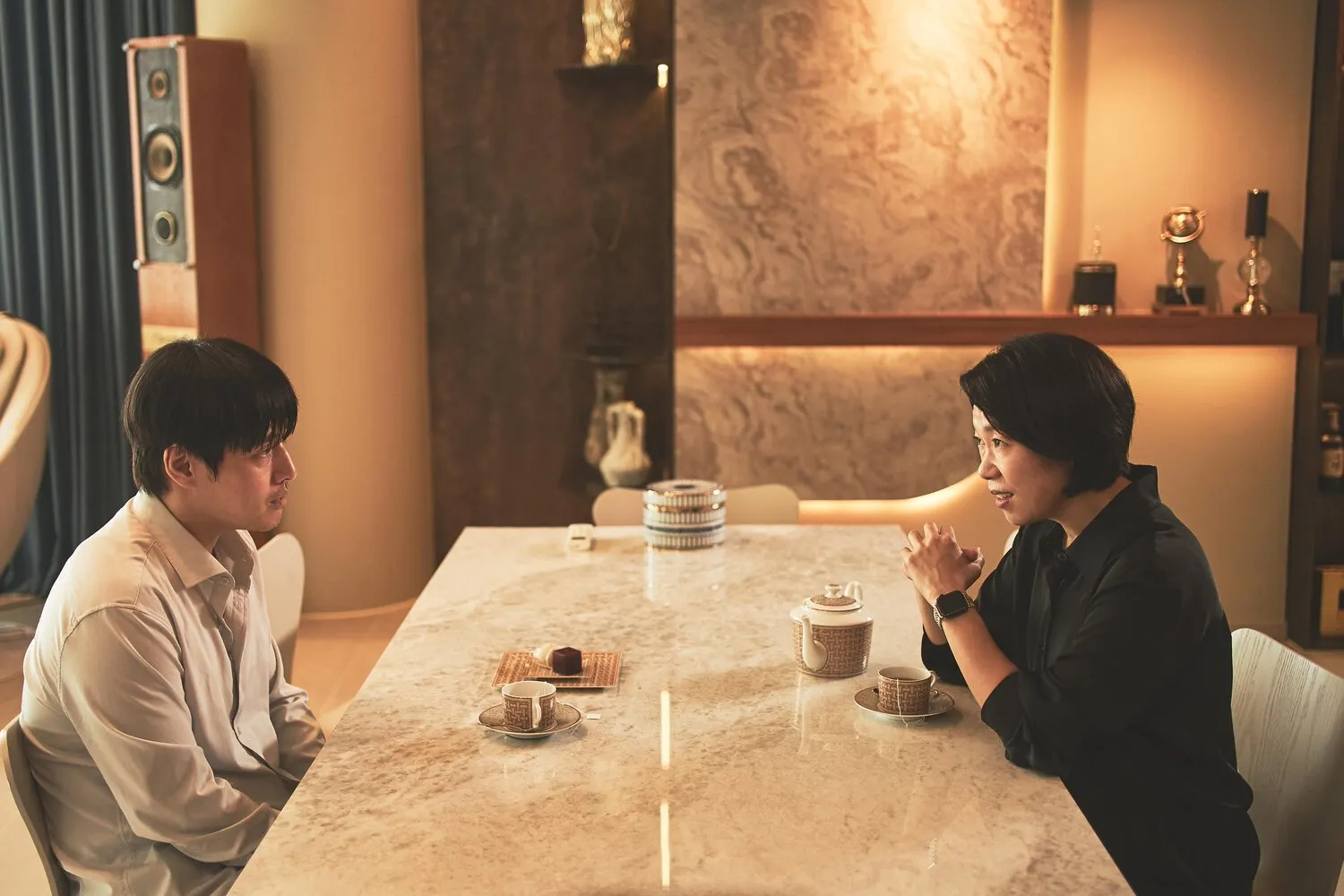 ELLE-84M2-WALL-TO-WALL-REVIEW-PHIM-KANG-HA-NEUL-NETFLIX00006