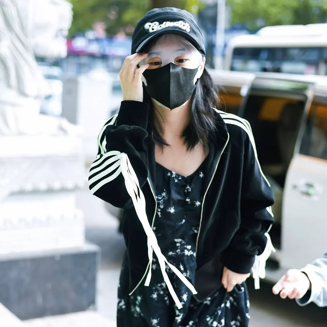 Bao Thượng Ân đắp mặt nạ dưỡng da trong quá trình quay phim Thiều Hoa Nhược Cầm.
