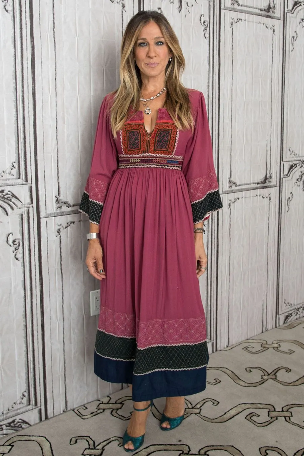 Không thể phủ nhận dù ở độ tuổi nào, Sarah Jessica Parker vẫn luôn tỏa sáng bằng chính tài năng và gu thời trang tinh tế của mình. Bà xứng đáng là một fashion icon của làng phim Hollywood.
