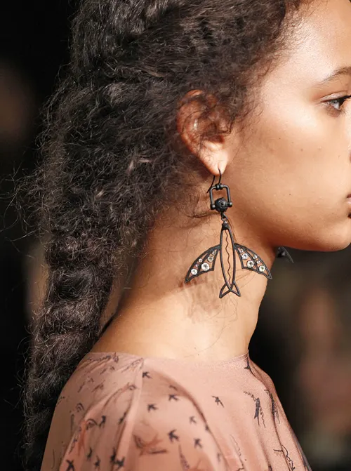 phu-kien-thoi-trang-khuyen-tai-valentino-elle-vietnam