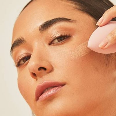 Các bước trang điểm để có vẻ ngoài thanh lịch.