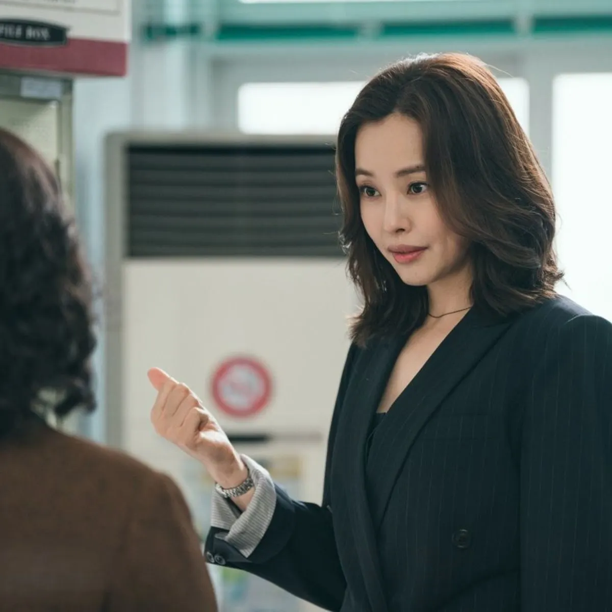 Honey Lee tiếp tục chứng tỏ sức hút mạnh mẽ của mình trong phần phim thứ 2 của linh mục nhiệt huyết.