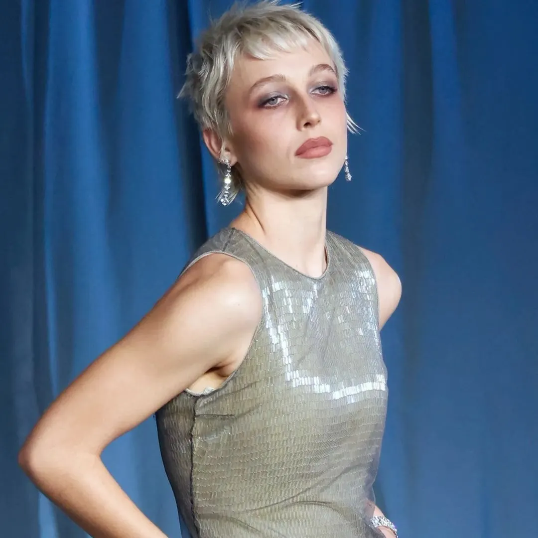 Emma Chamberlain diện phong cách trang điểm mắt khói ánh bạc và tím tro theo tông lạnh 