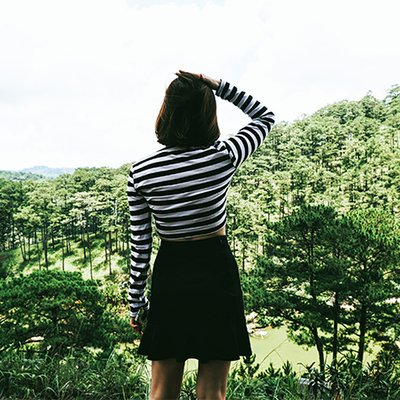 cô gái trong rừng dịch COVID-19