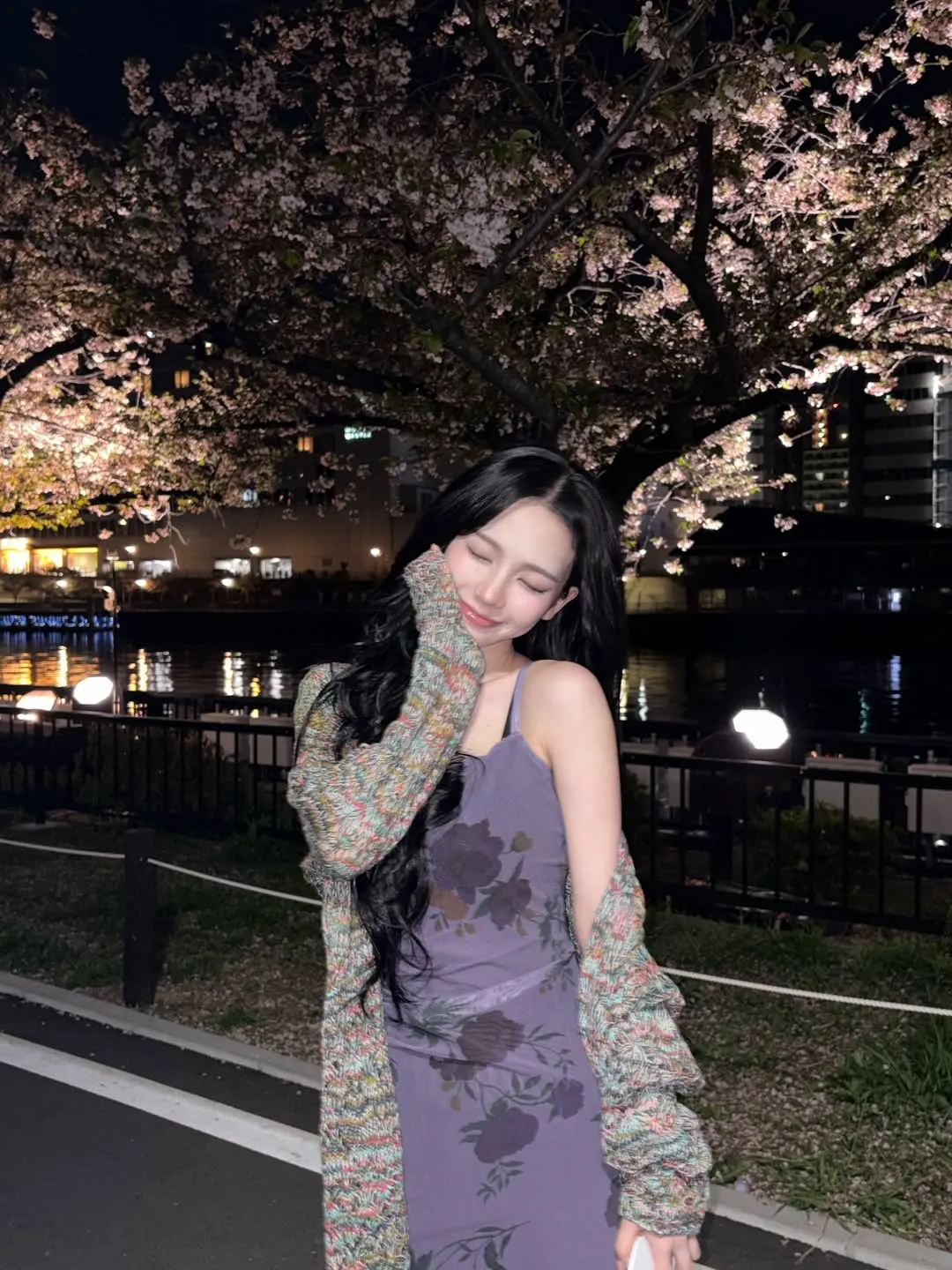 Karina diện chiếc váy slip dáng dài màu tím đậm