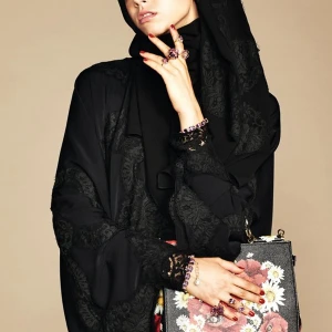 D&G muốn tô điểm cho phái đẹp những chiếc túi xách hài hòa và bộ trang sức đá quý lộng lẫy mà trước nay họ chưa hề thử qua.