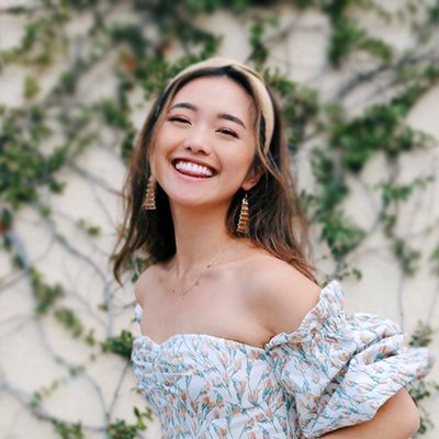 cách mặc đẹp của youtuber jenn im với áo trễ vai in hoa