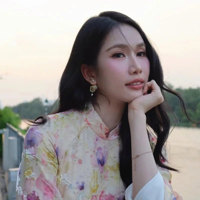 á hậu Phương Anh dùng màu son hồng đất để diện áo dài