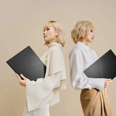 Hai cô gái cầm Zenbook 14 mang vẻ đẹp “tối giản có chủ đích”