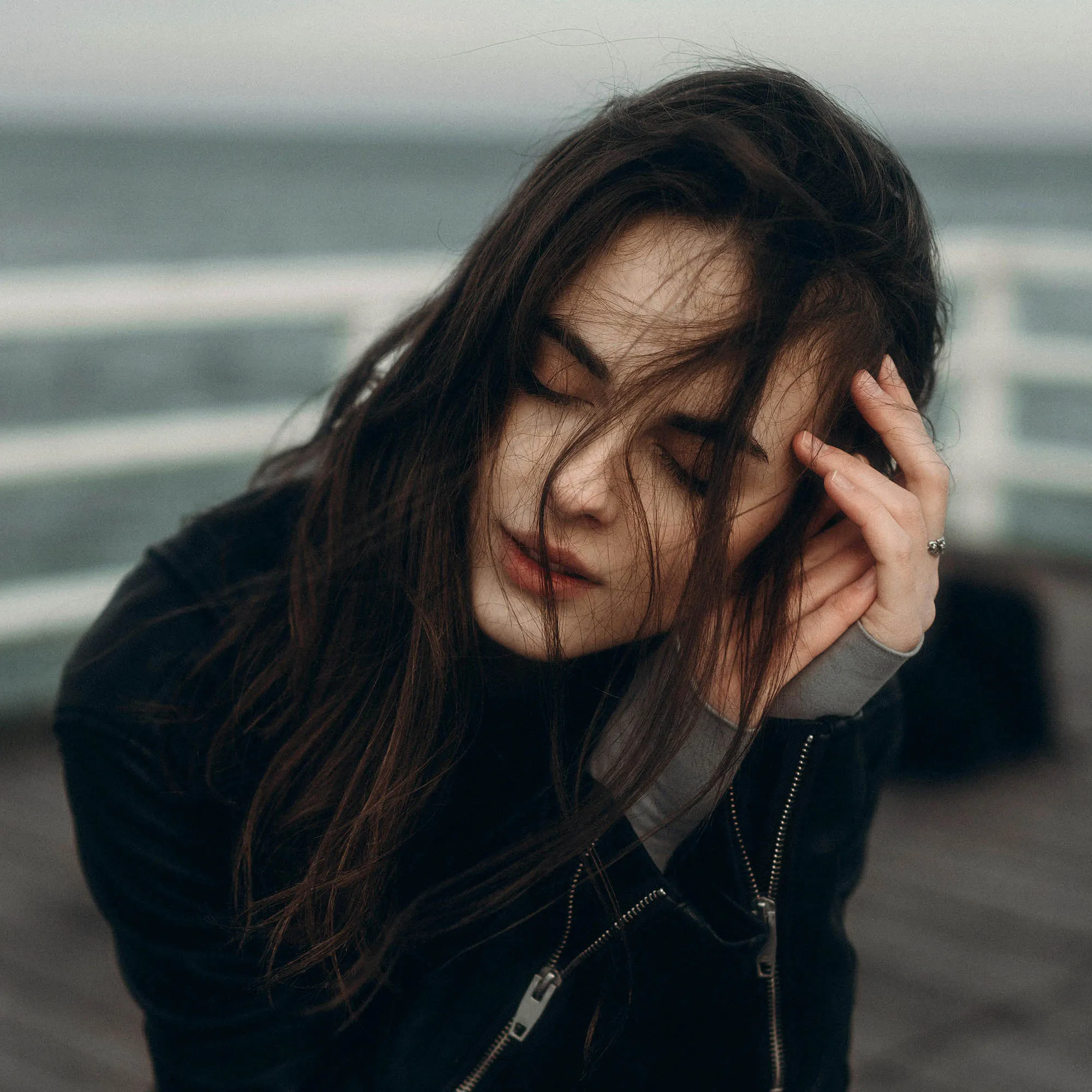 cô gái tóc nâu dài xoa dịu lo âu