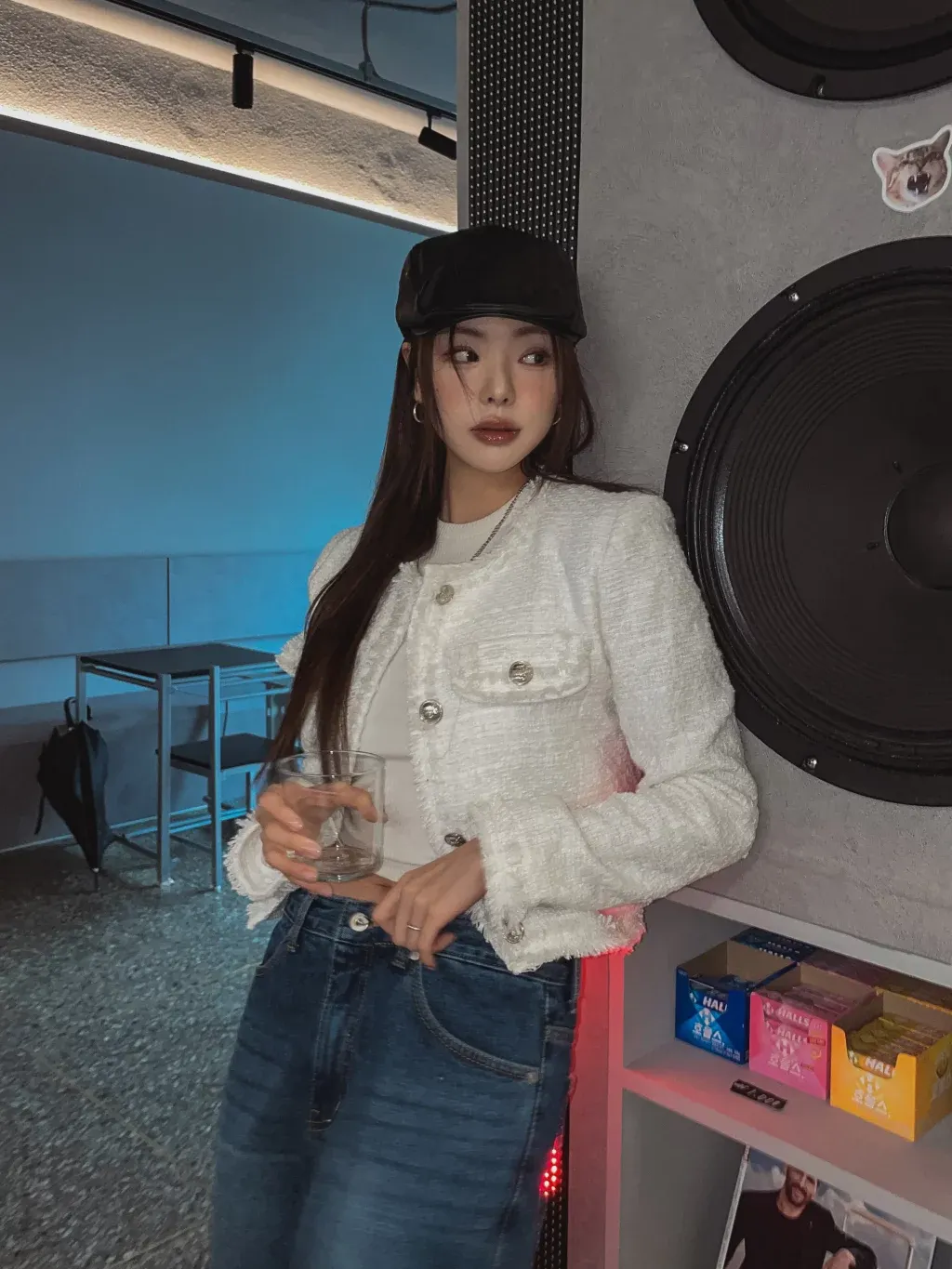 Tweed ánh kim bắt sáng nhẹ khi đi cùng jeans lam đậm, gợi cảm giác sang trọng nhưng không phô trương.