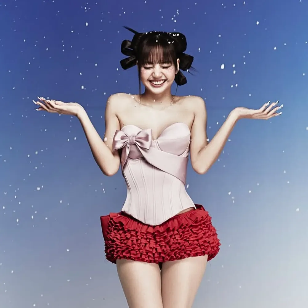 Nữ idol mang corset hồng phấn, chân váy đỏ