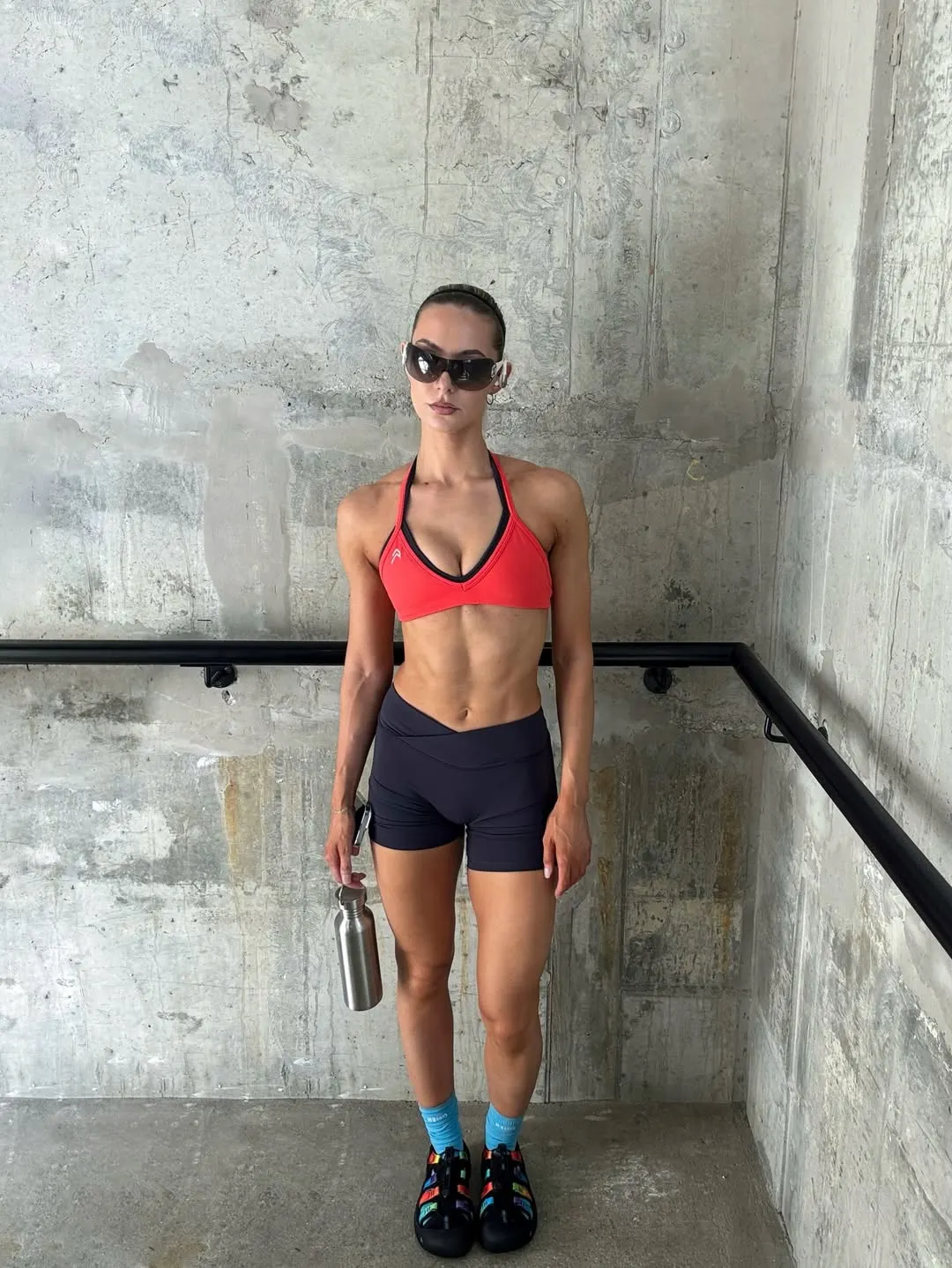 Quần legging đen "quốc dân" được làm mới hoàn toàn khi diện cùng áo bra-top màu đỏ cherry đầy quyến rũ.