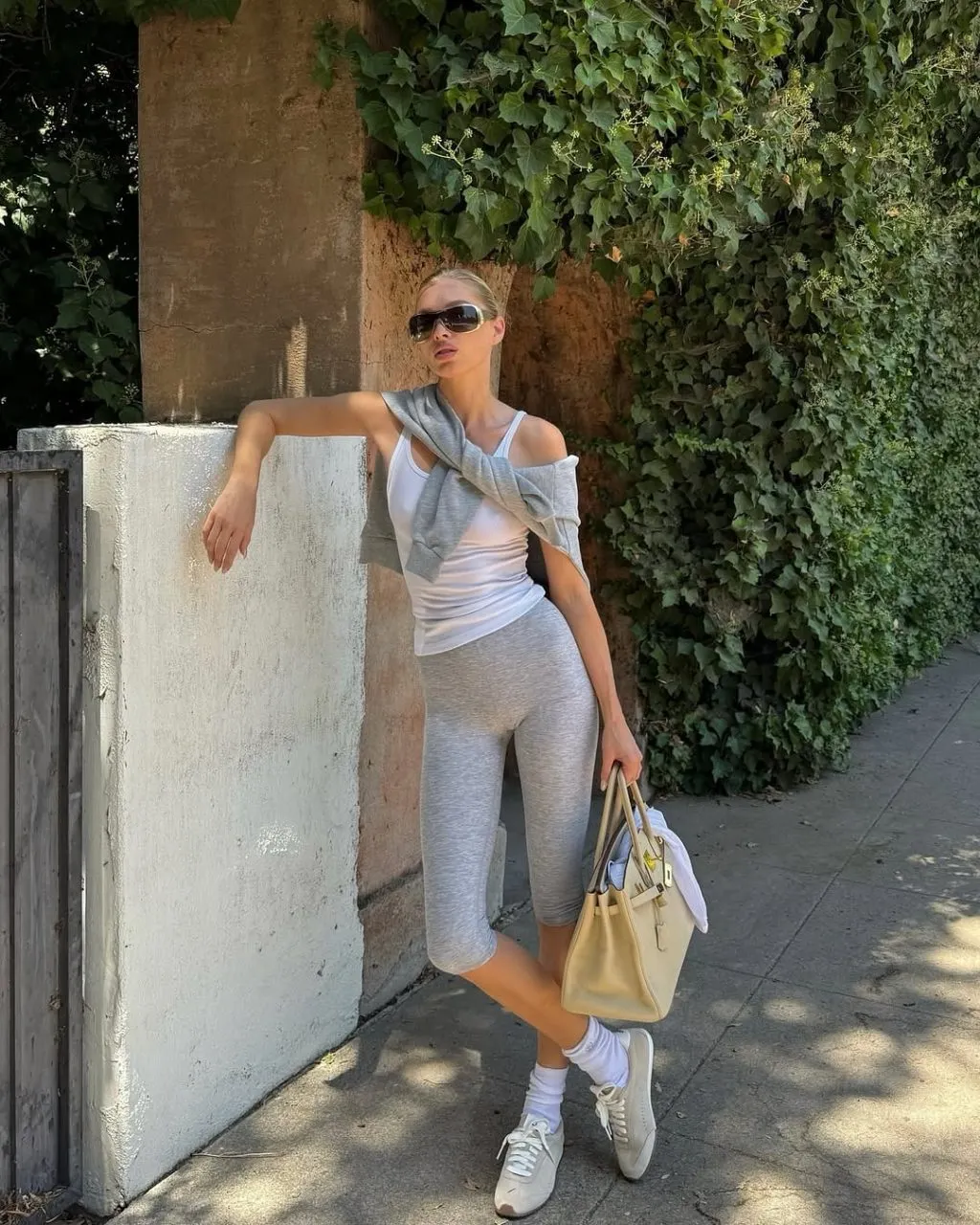 Set đồ legging cut-out phối leather jacket tạo điểm nhấn cá tính.