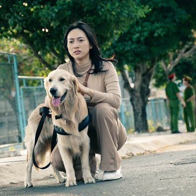 diễn viên Phương Anh Đào cùng bạn diễn là một chú chó