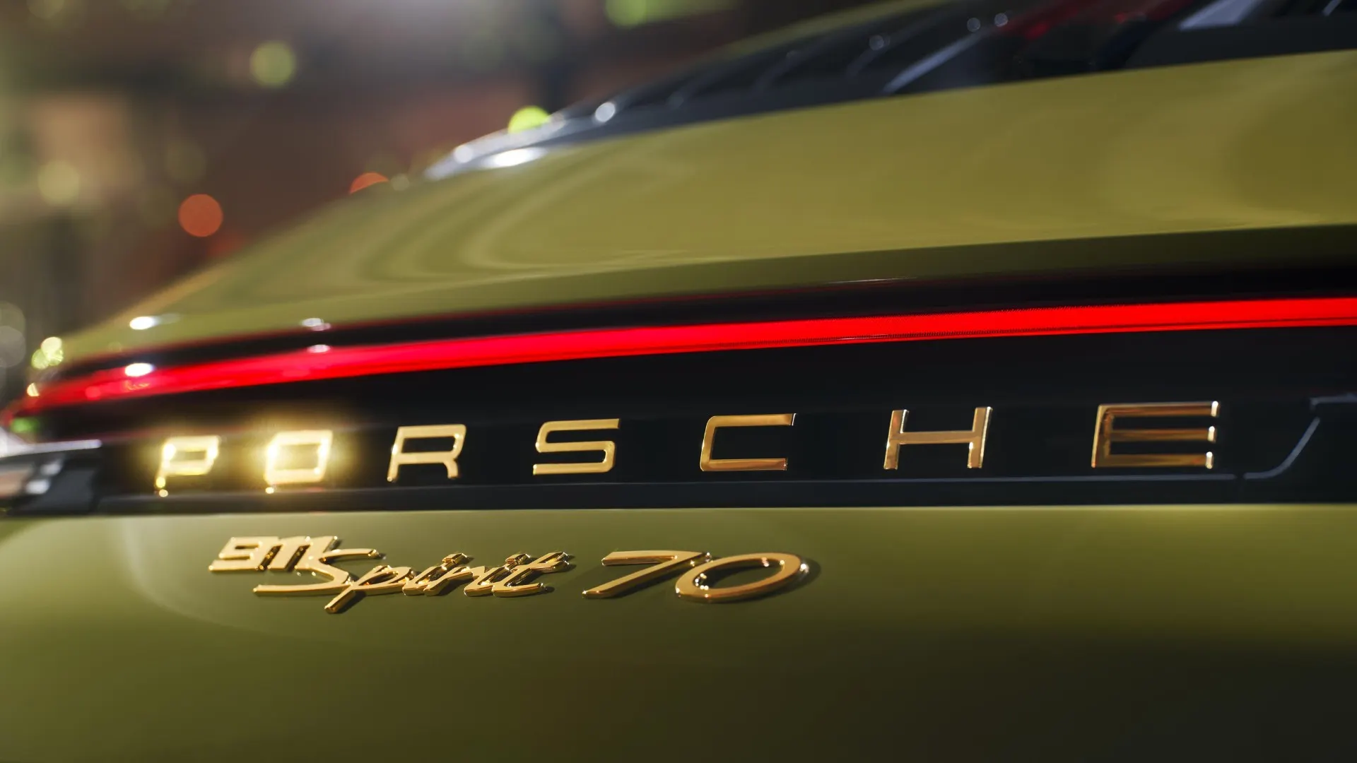 Phía sau, trên lưới tản nhiệt của nắp cốp, biểu tượng Porsche Heritage gợi nhớ đến logo từng xuất hiện trên Porsche 356 khi xe đạt mốc 100.000 km vào những năm 1950.