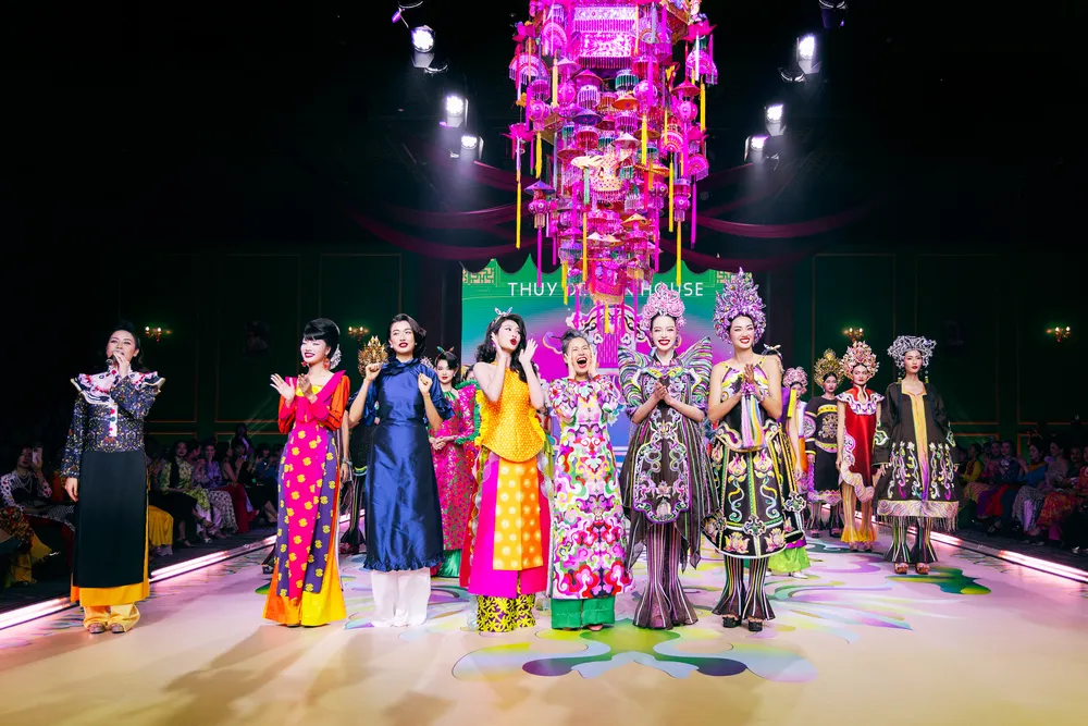 Sàn diễn thời trang thủy design house