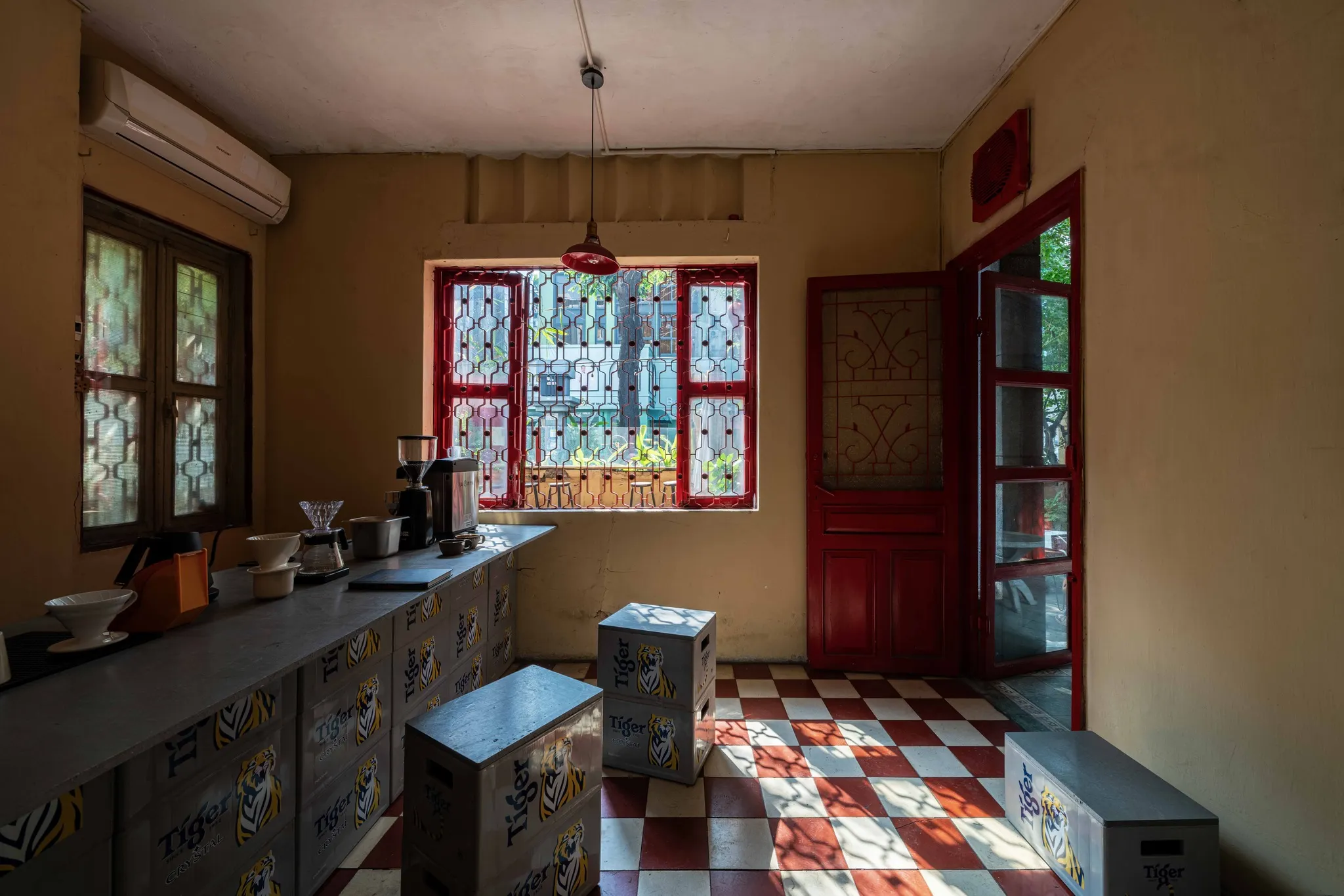 Standard Coffee nằm trong ngôi nhà hiện đại ngập nắng từ thập niên 1960-70