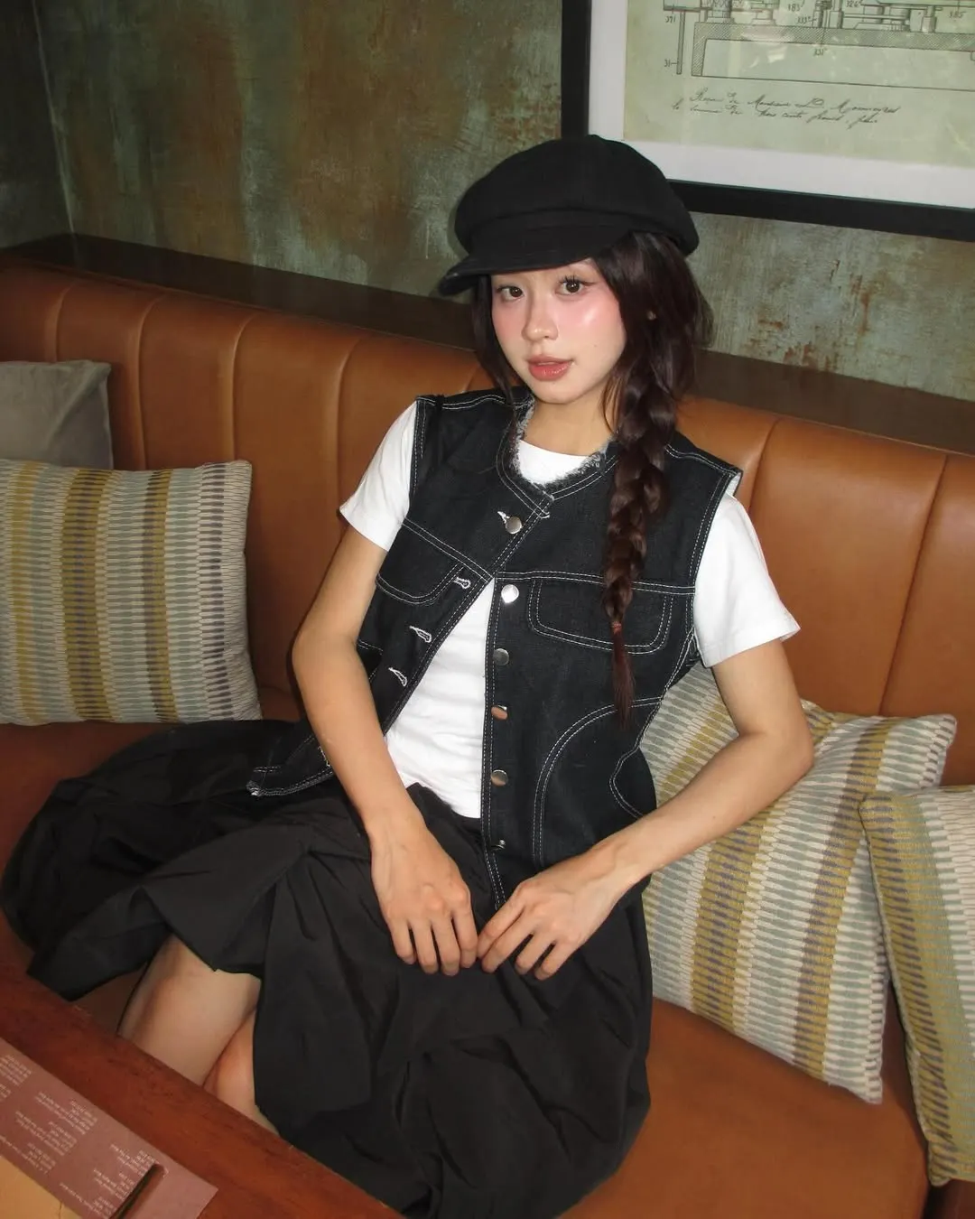 Kiểu tóc tết lệch kết hợp cùng mũ nồi nghiêng nhẹ giúp bạn sẵn sàng cho mọi buổi hẹn trang trọng.