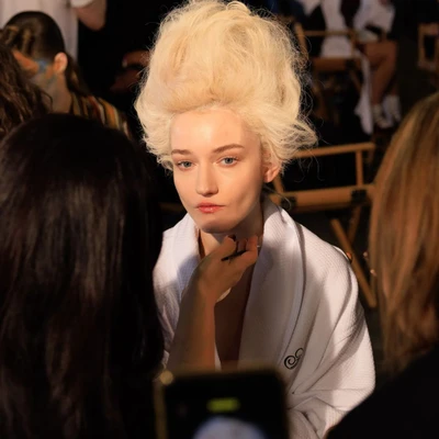 Kiểu trang điểm lấy cảm hứng hoàng gia với làn da sáng