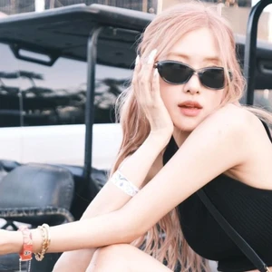 Rosé (BLACKPINK) da trắng sáng - thải độc cơ thể