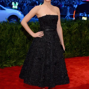 Thời trang thảm đỏ của Jen khi tham dự Costume Institute Gala tại Metropolitan Museum of Art, New York (6/5/2013).