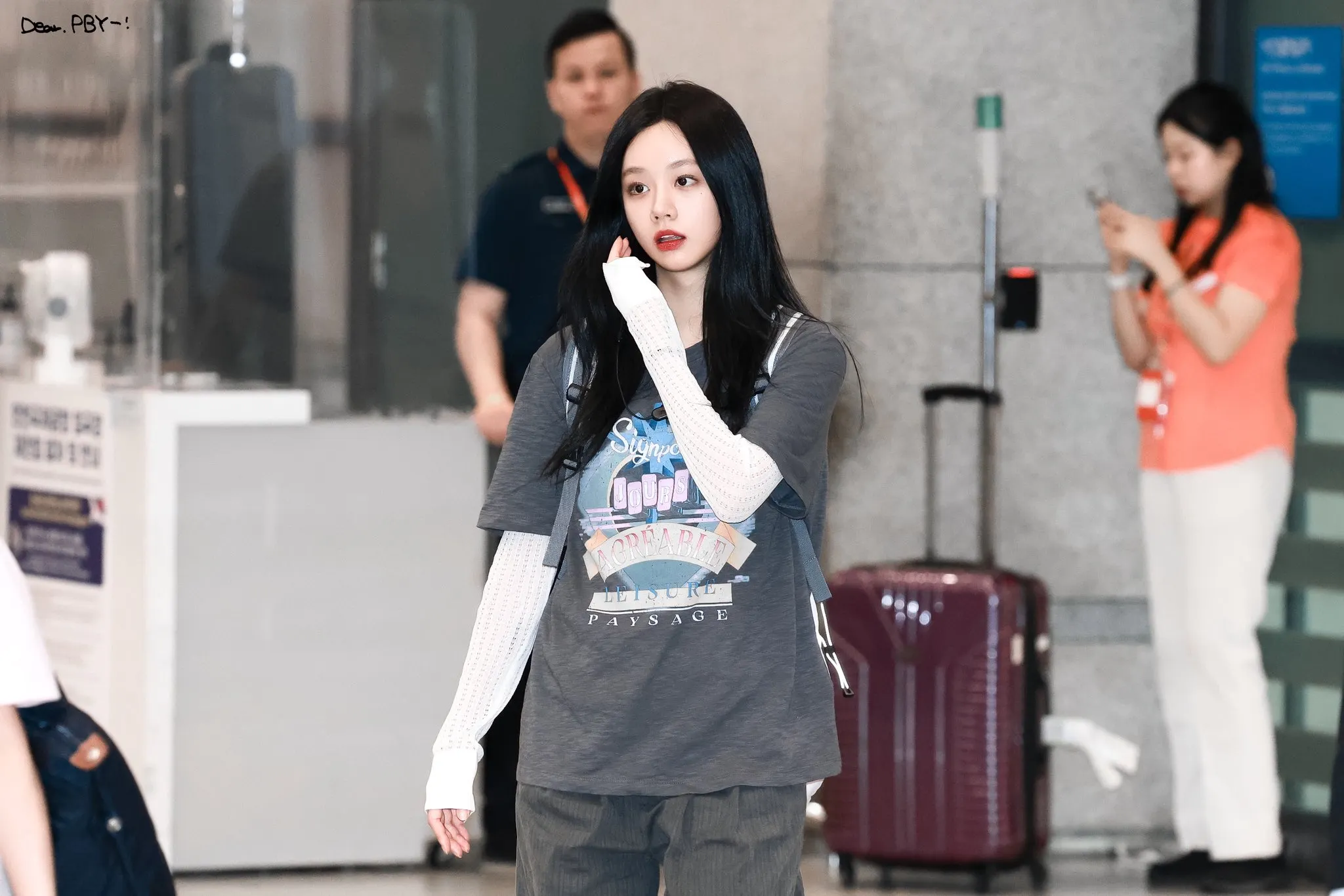 Lee Hyeri diện áo thun trong chuyến đi đến Việt Nam