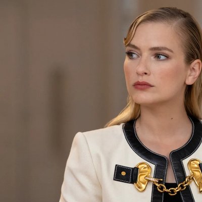 phối đồ màu đen và trắng như Emily In Paris