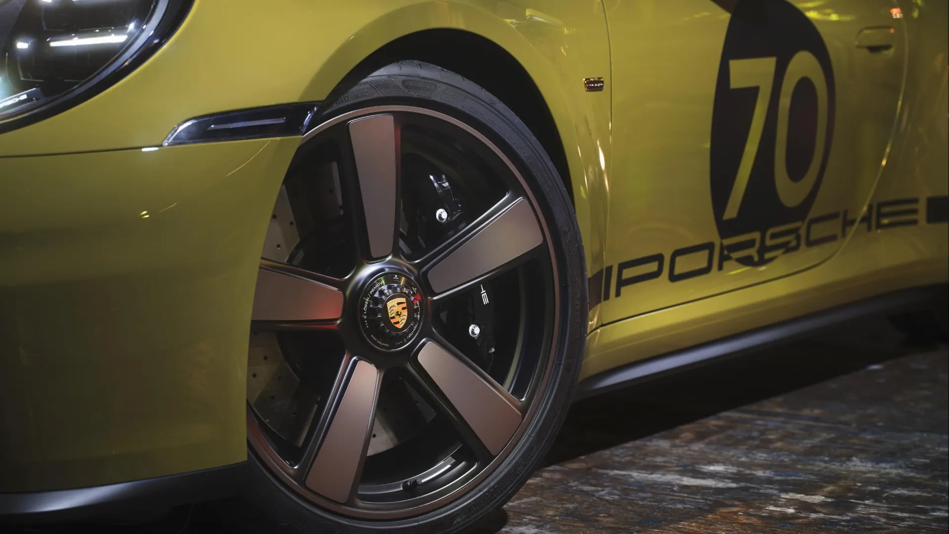 Chi tiết trang trí hai bên thân xe với dòng chữ Porsche và vòng số khởi hành tròn (“Lollipop”) màu đen nhám ánh lụa kèm số thứ tự cá nhân hóa là lời tri ân đến di sản đậm chất thể thao của thương hiệu.