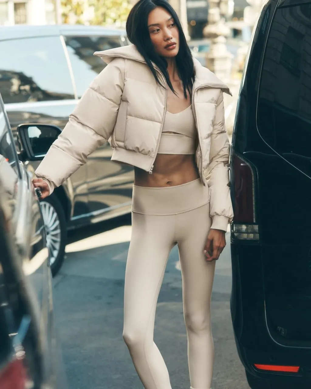 Bra top nude phối leggings đồng bộ, thêm áo khoác gió màu tone-sur-tone khoác hờ tạo hiệu ứng <mark class=