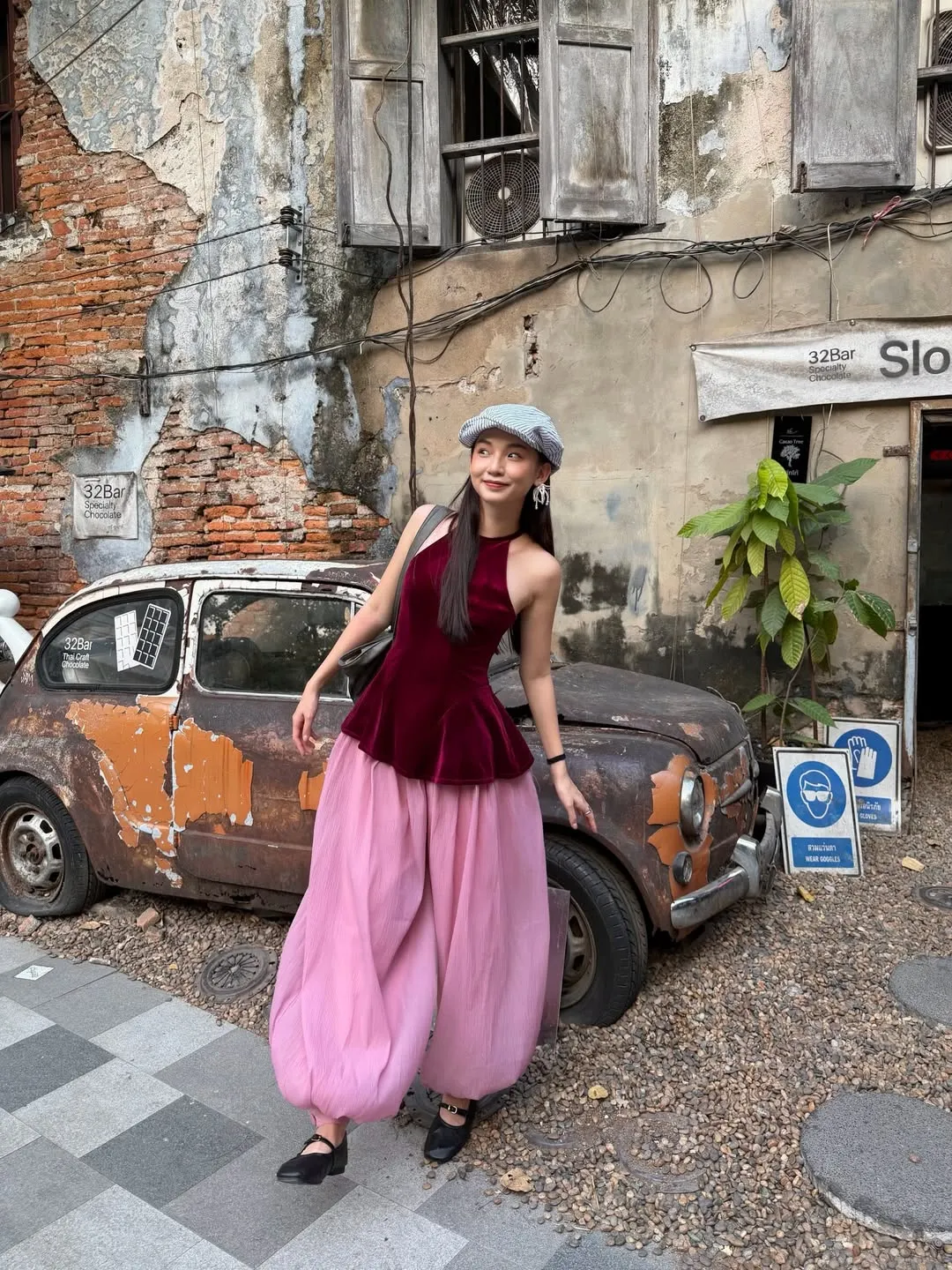 Sự đối lập thú vị giữa bờ vai mảnh dẻ và phom dáng rộng rãi tạo nên một diện mạo tự tại cho những chuyến du Xuân.