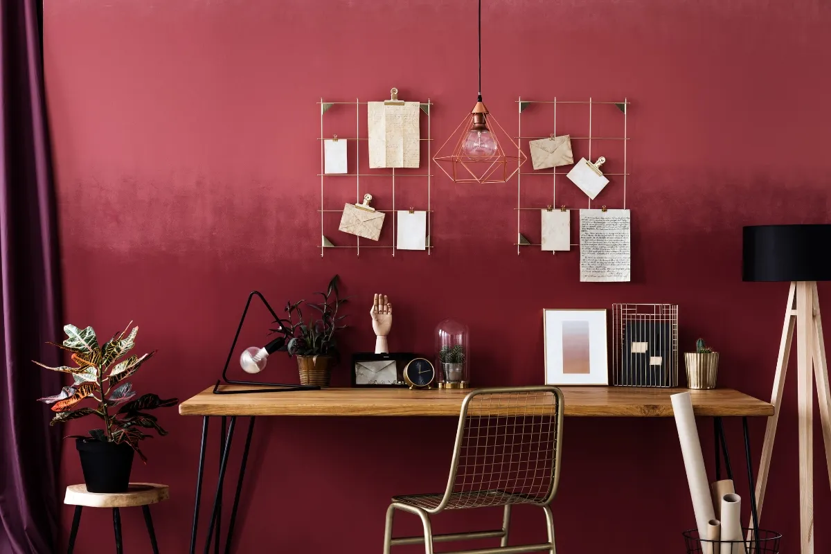 Bàn làm việc có concept màu đỏ