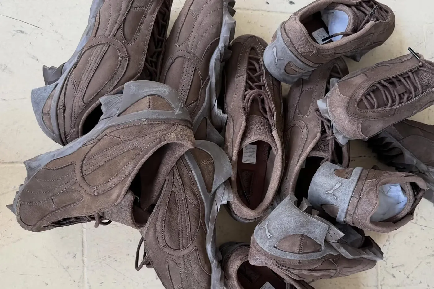 PUMA đã bắt tay cùng No/Faith Studios để hồi sinh mẫu Beisser - một thiết kế chạy bộ siêu mỏng từ năm 2005 của Peter Schmidt.