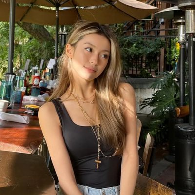 Cô gái ngồi dưới ánh nắng với vóc dáng thon gọn thường xuyên sử dụng đậu bắp.