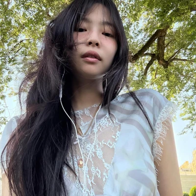 "Off-duty" Jennie (BLACKPINK) khơi gợi phong cách mùa Hè châu Âu