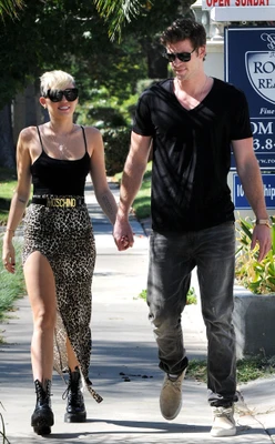 Miley Cyrus chuyển về sống cùng Liam Hemsworth