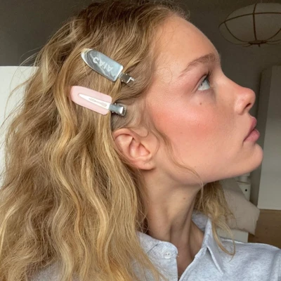 người mẫu với mái tóc xù vàng vào nếp