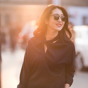 cô gái đeo kính đen tự tin