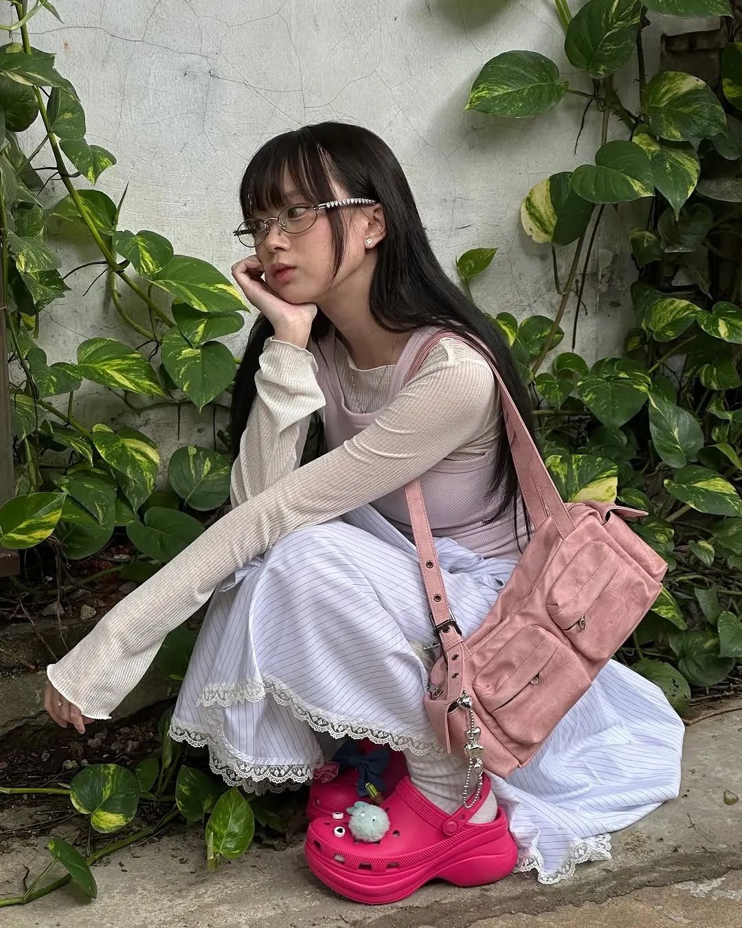 sharawangsamulia diện phụ kiện màu hồng