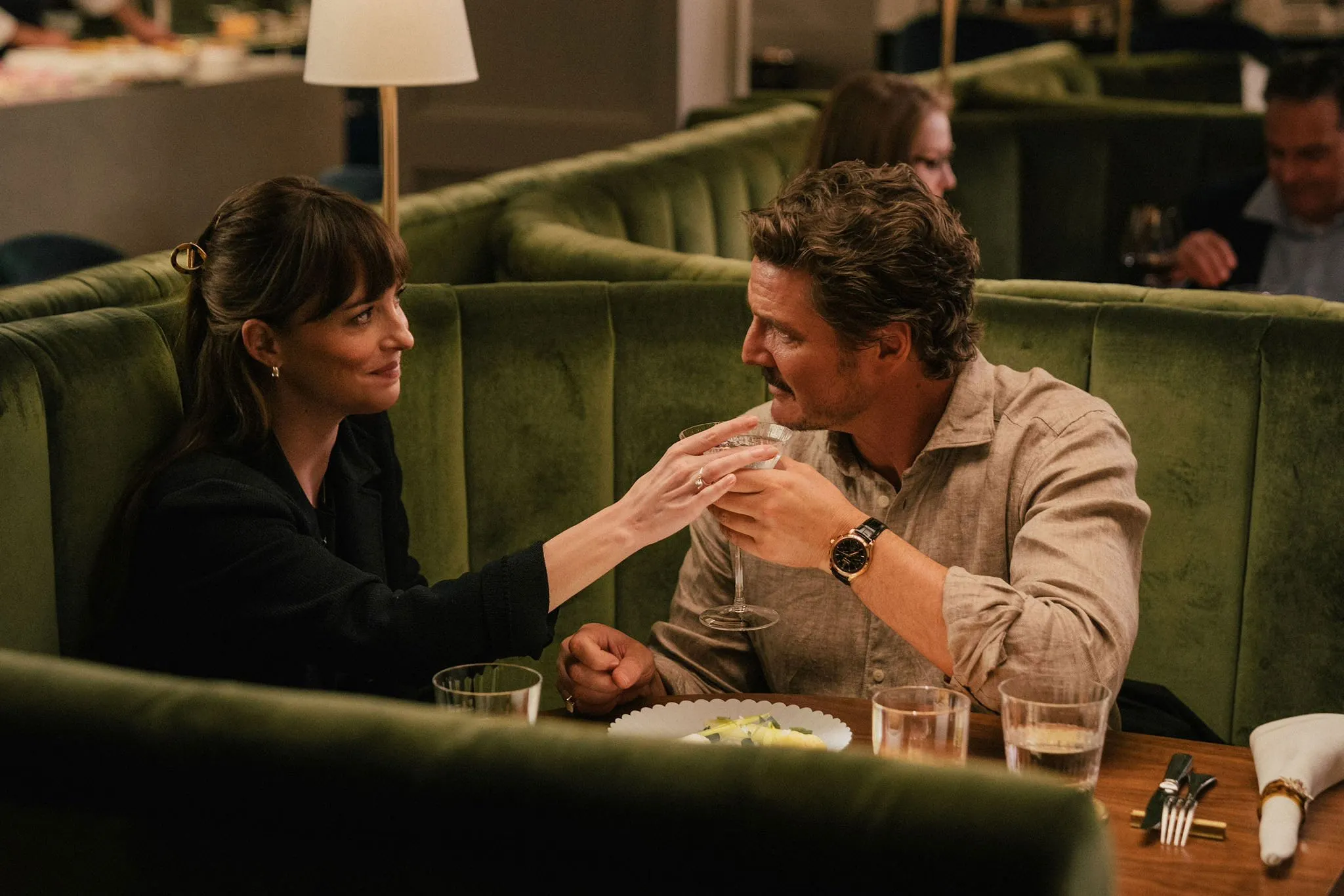 dakota johnson as lucy and pedro pascal as harry in materialists 2025 elle vietnam