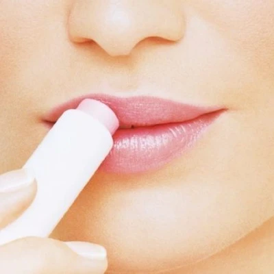 Top 10 thỏi son dưỡng môi tốt được phái đẹp yêu thích