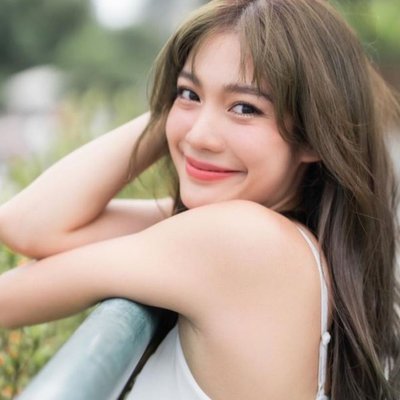 Phụ nữ cười mỉm - Những thói quen nhỏ giúp thư giãn tinh thần và cải thiện sức khỏe hiệu quả.