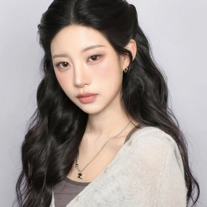 Người mẫu Hàn đánh son môi hồng