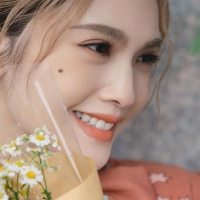Dương Thừa Lâm cầm bó hoa-cách giảm rãnh cười