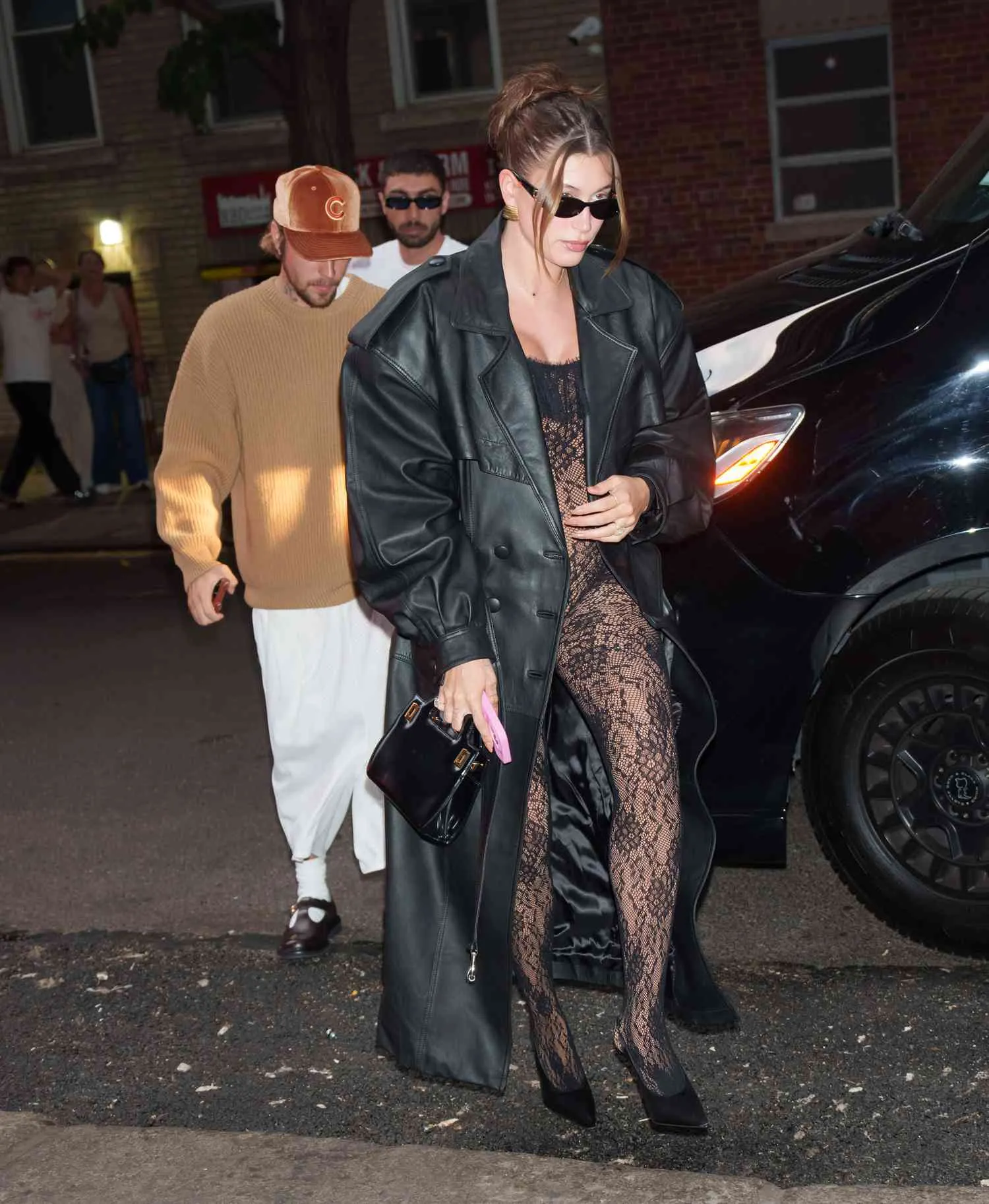 Hailey Bieber diện jumpsuit ren